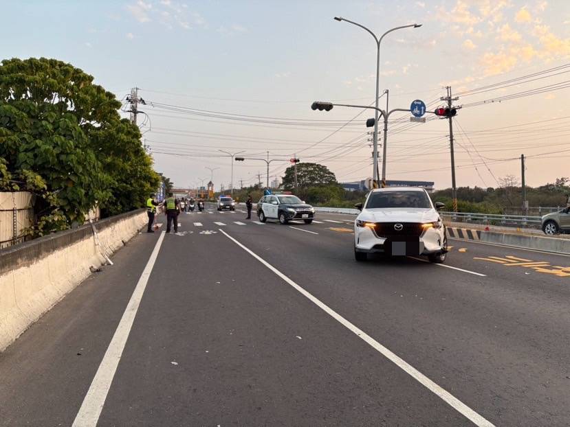路竹區中山、保民路口連環車禍一人無生命跡象警方迅速處理