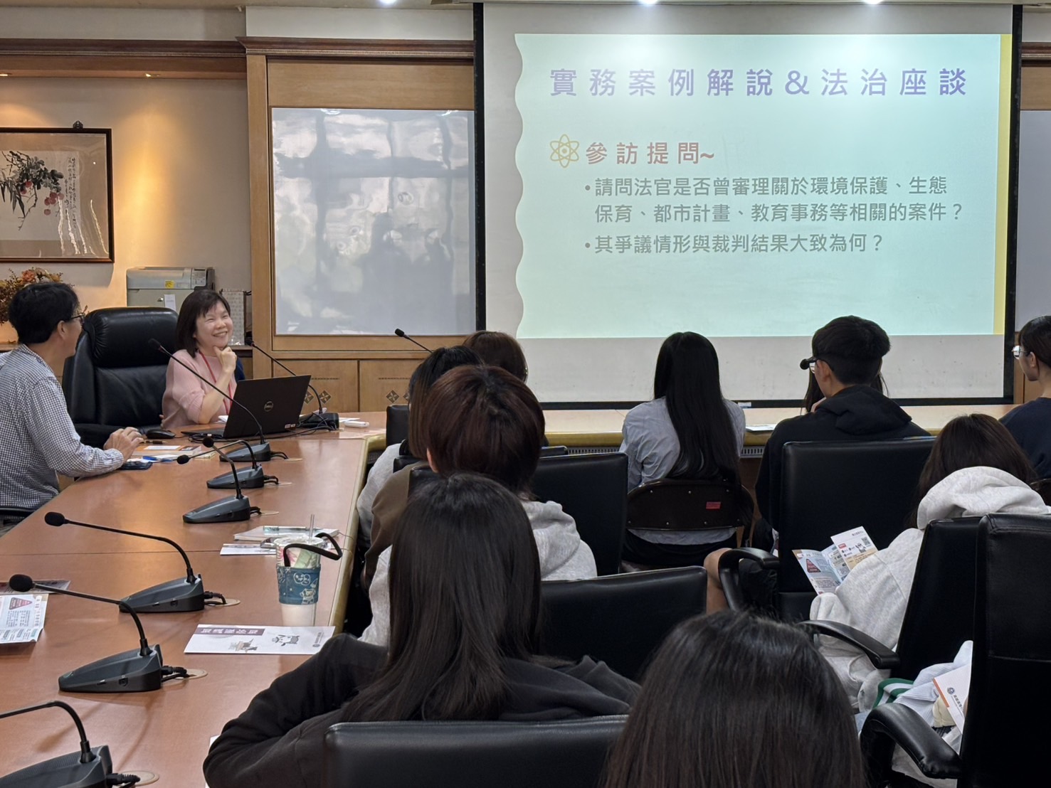 高師大師生「逗陣繞法院」　高高行法院論法談天說地