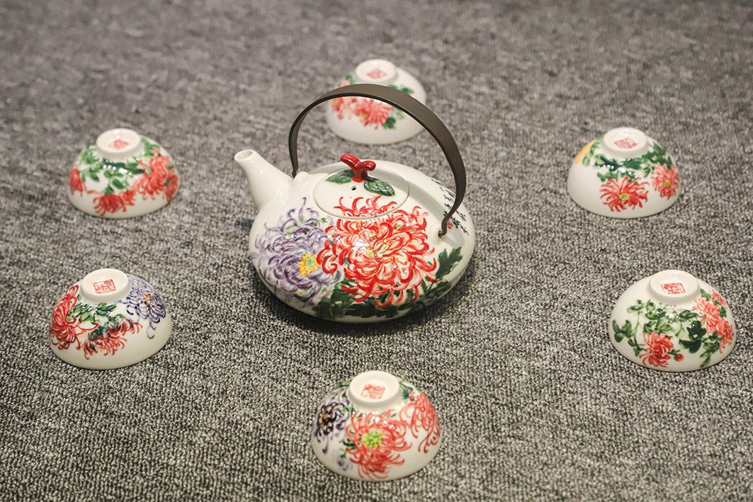 林婉芬「舞釉弄彩書畫情」個展開幕　彩墨瓷繪交織藝術風華