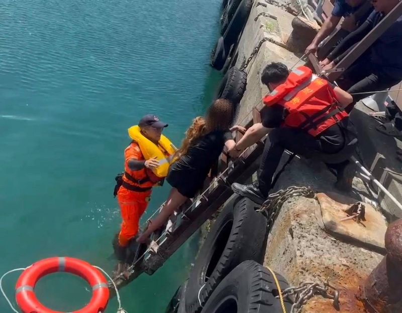 遊客酒後爭執跳海　海巡即刻下水救援